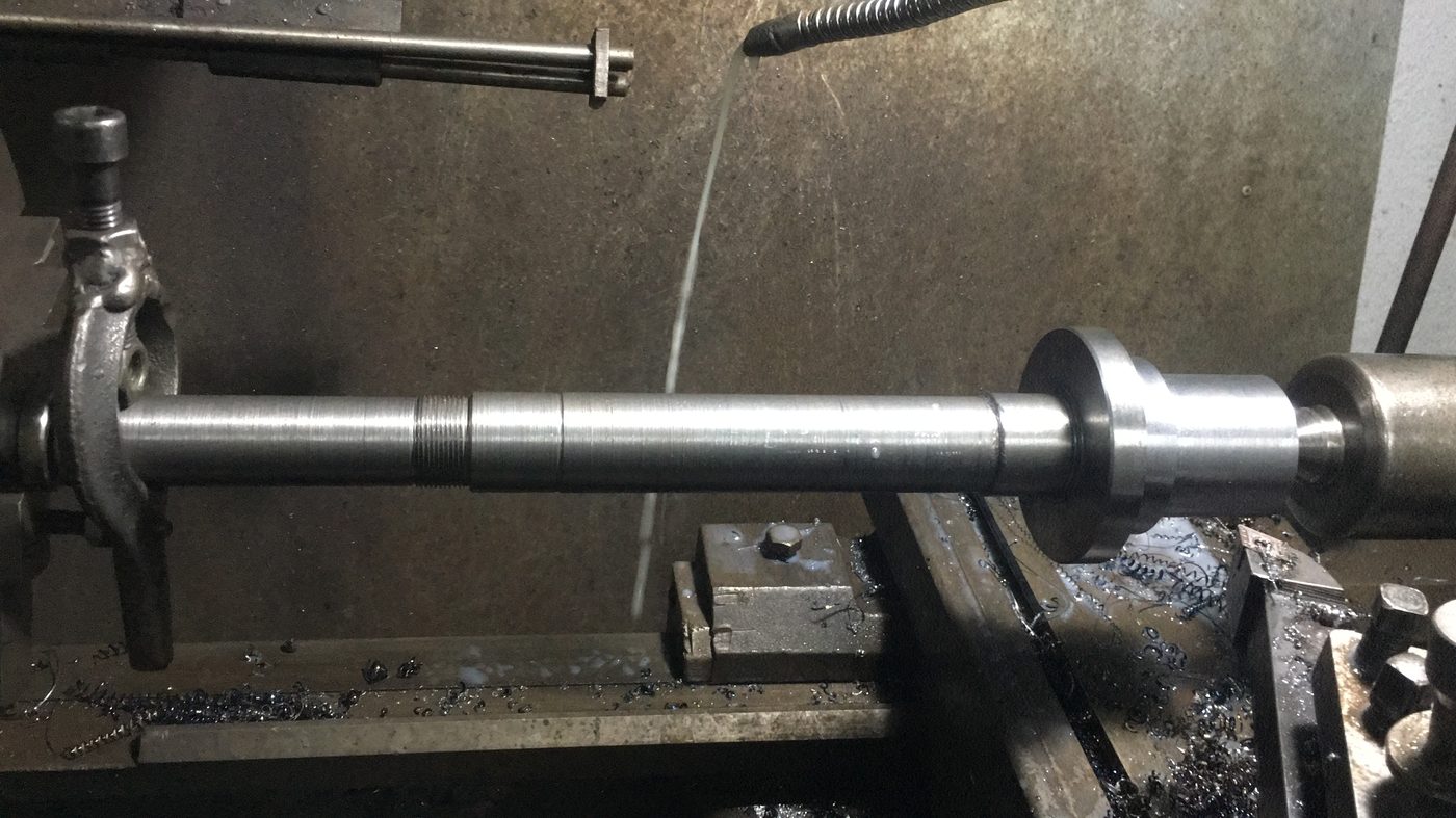 Torno mecanizando un eje, viruta saliendo