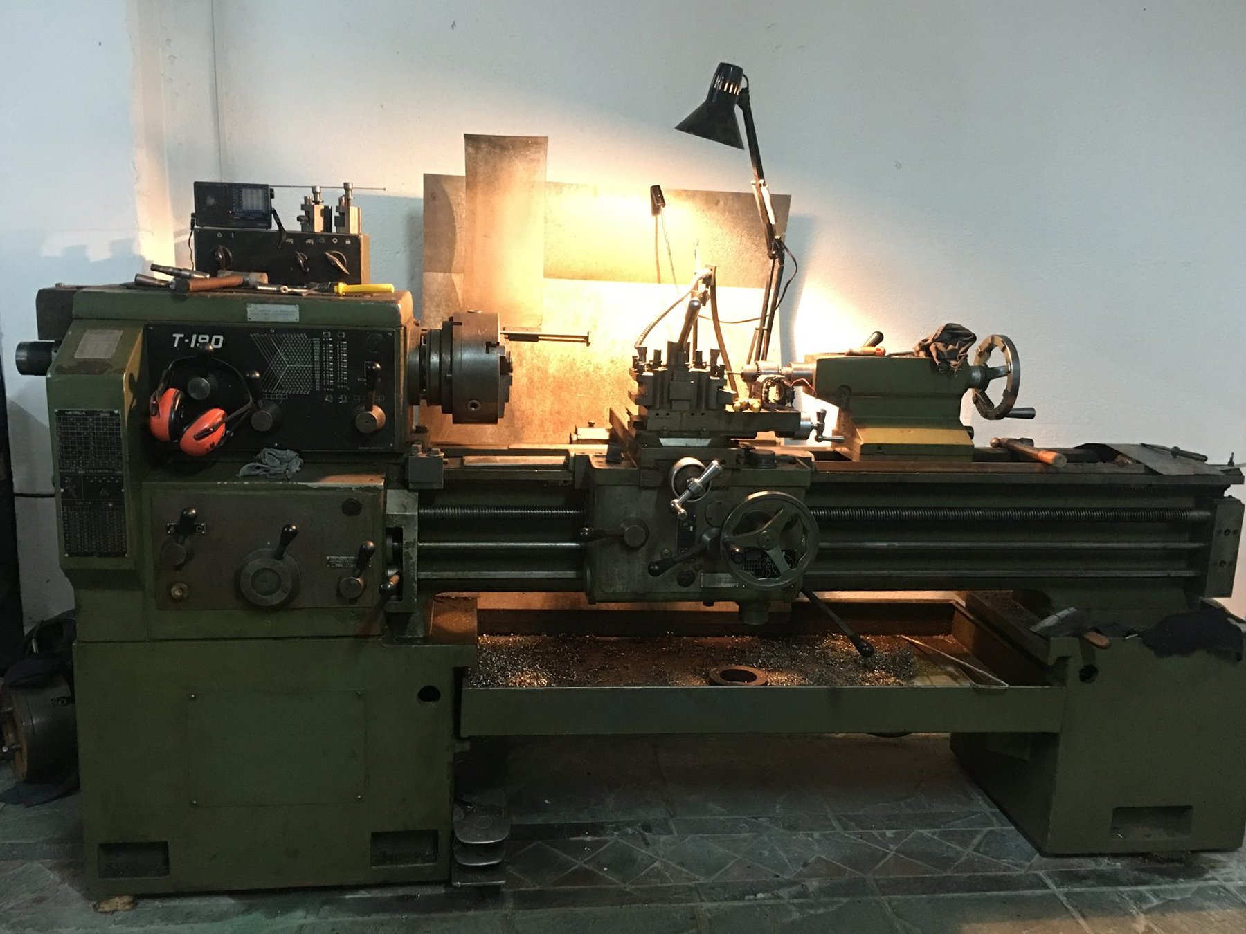 Trabajando en el torno paralelo, de noche