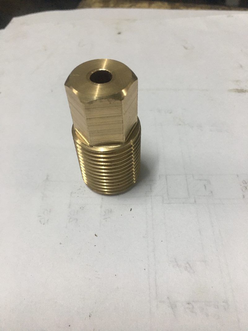 Pieza hexagonal roscada en bronce